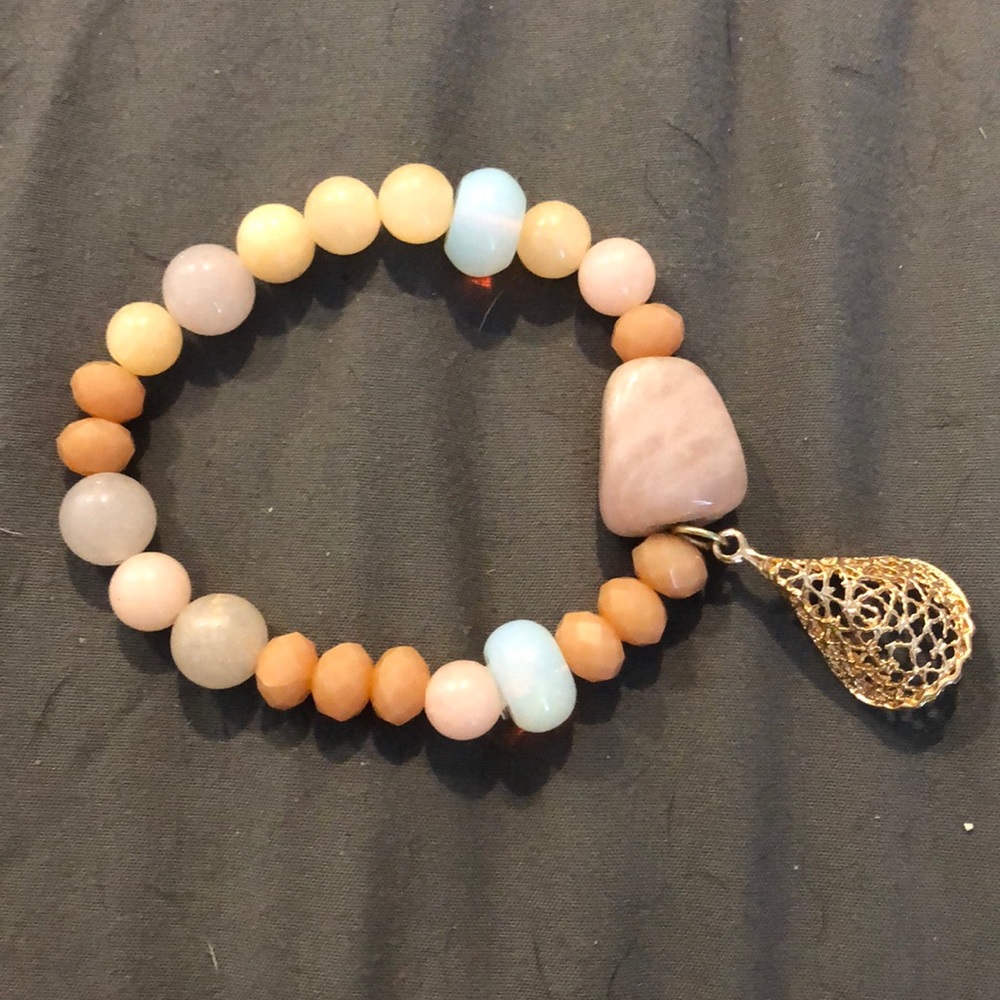 ❤️ {BUY IT NOW} Stretchy beaded bracelet w/charm